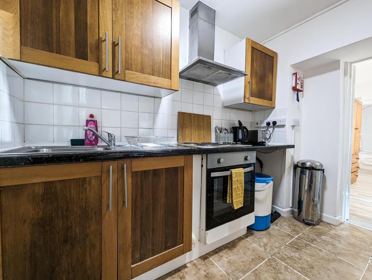 Cozy Central Apartments - With Private Kitchens & Bathrooms Portsmouth Kültér fotó